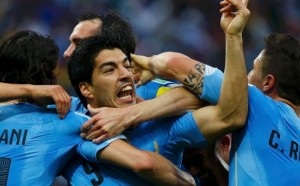 Uruguay's+Luis+Suarez+celebrates+with+teammates+after+scoring+his