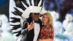 32199_Musicians Carlinhos Brown and Shakira perform during the closing ceremony