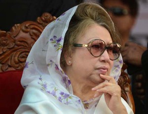(FILES) In this photograph taken on January 20, 2014, Bangladesh's main opposition leader and Bangladesh Nationalist Party (BNP) chairperson Khaleda Zia attends a rally in Dhaka.  Bangladesh authorities threatenend January 6, 2014 to bring murder charges against the country's besieged opposition leader Khaleda Zia and arrested the boss of a private TV network after a wave of deadly violence.  AFP PHOTO / Munir uz ZAMAN / FILES