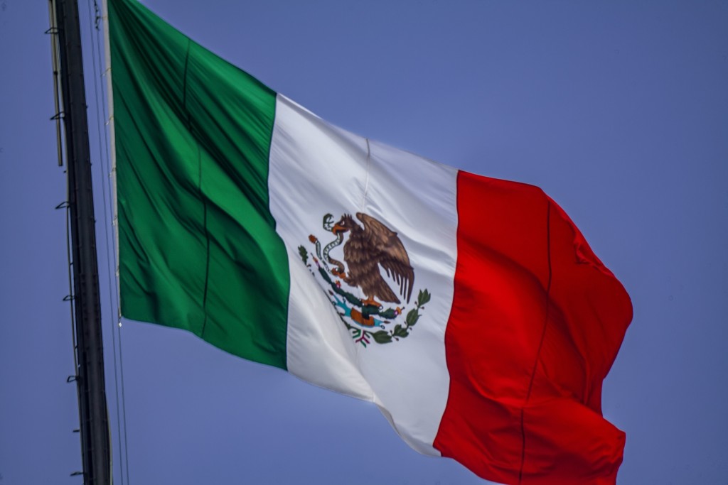 mexican-flag-653205502-58df19903df78c51624b37d6